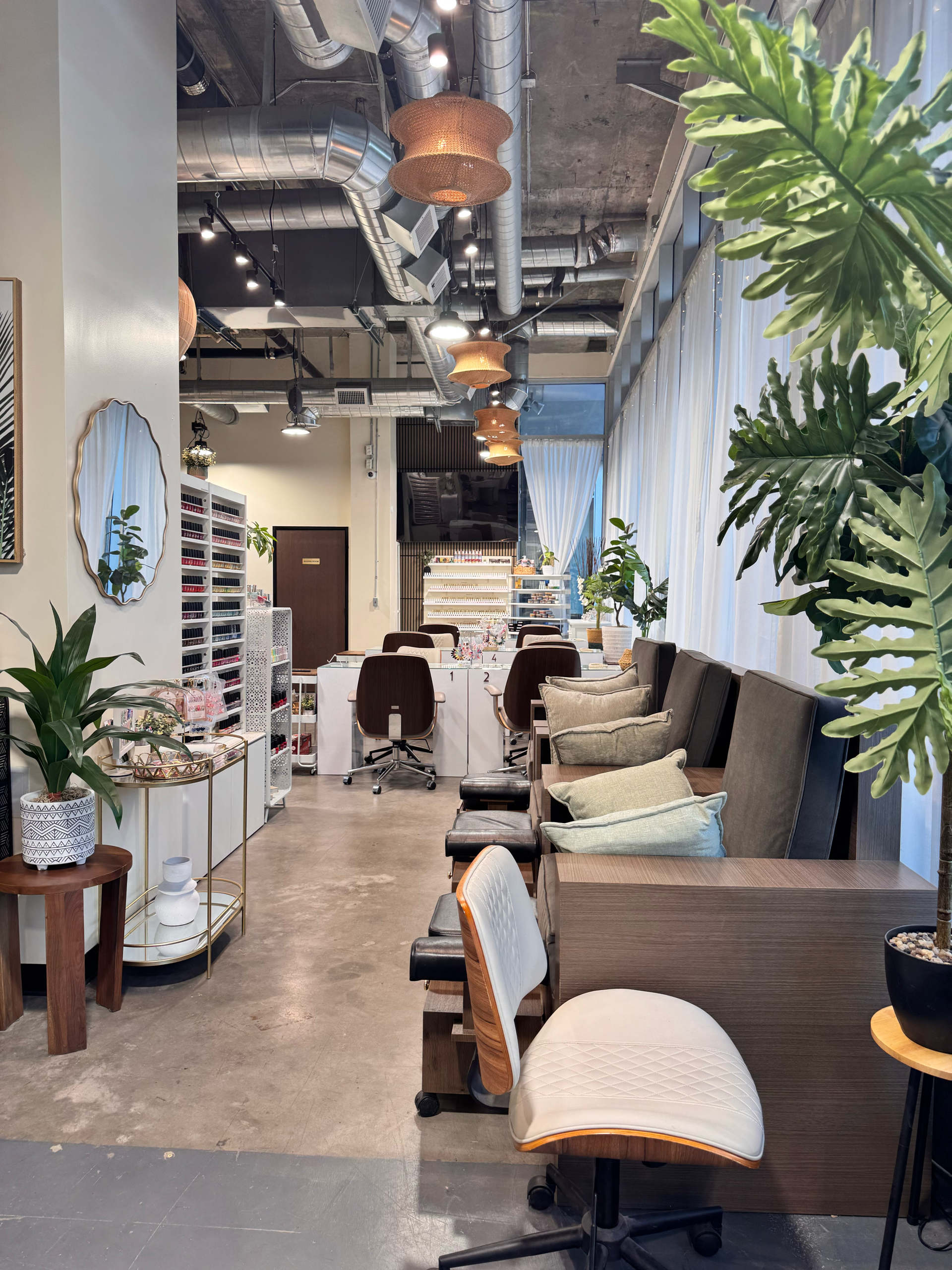 NAIL SALON
